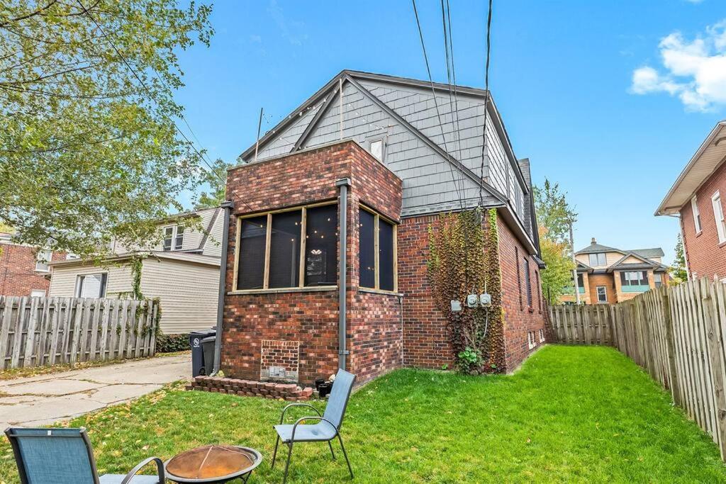 Bilde 6: Charming 2BR Flat - Walk to Downtown Royal Oak