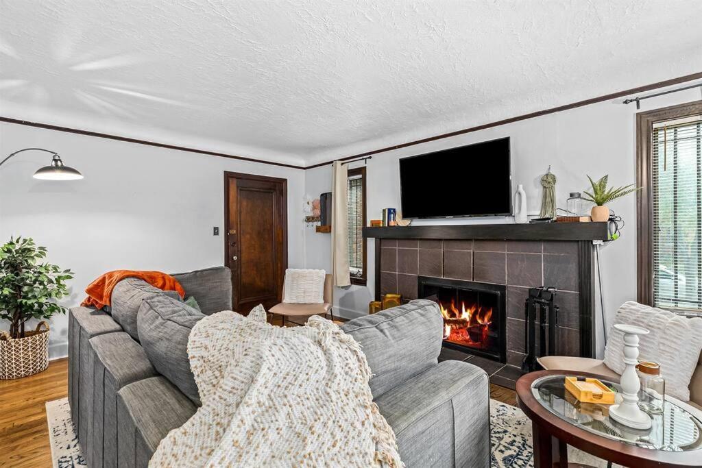 Bilde 10: Charming 2BR Flat - Walk to Downtown Royal Oak