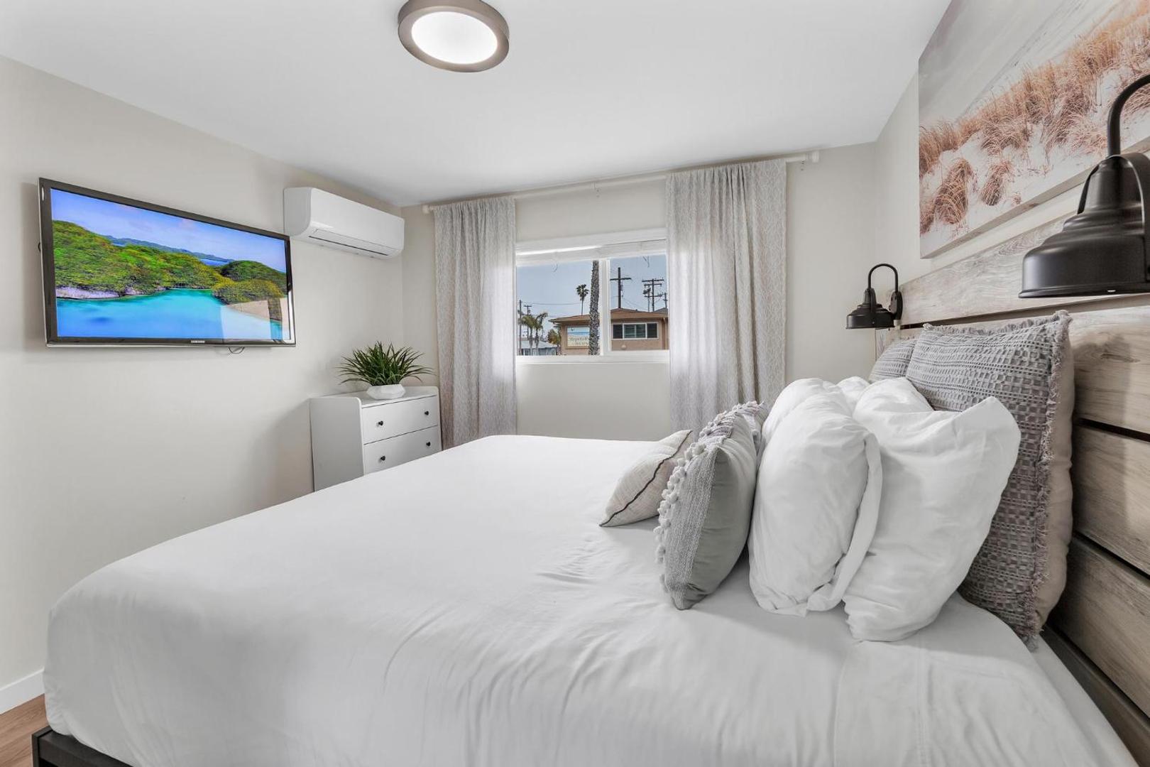 Bilde 9: Steps from the Beach, 1BD Contemporary Condo at Tower 9 with Foosball and Garage