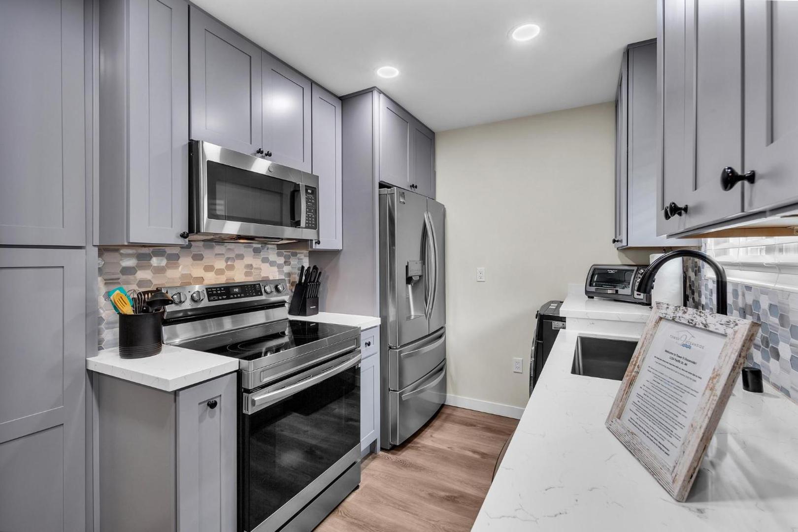 Bilde 10: Steps from the Beach, 1BD Contemporary Condo at Tower 9 with Foosball and Garage