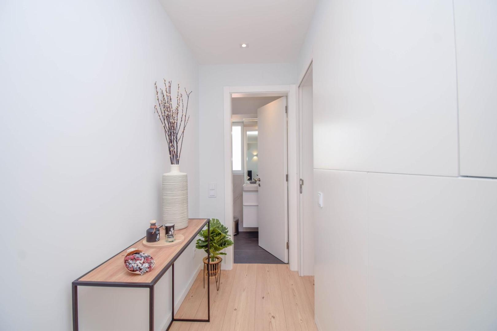 Foto 9: Central & Stylish 2 Bedroom Apartment w/ Balcony