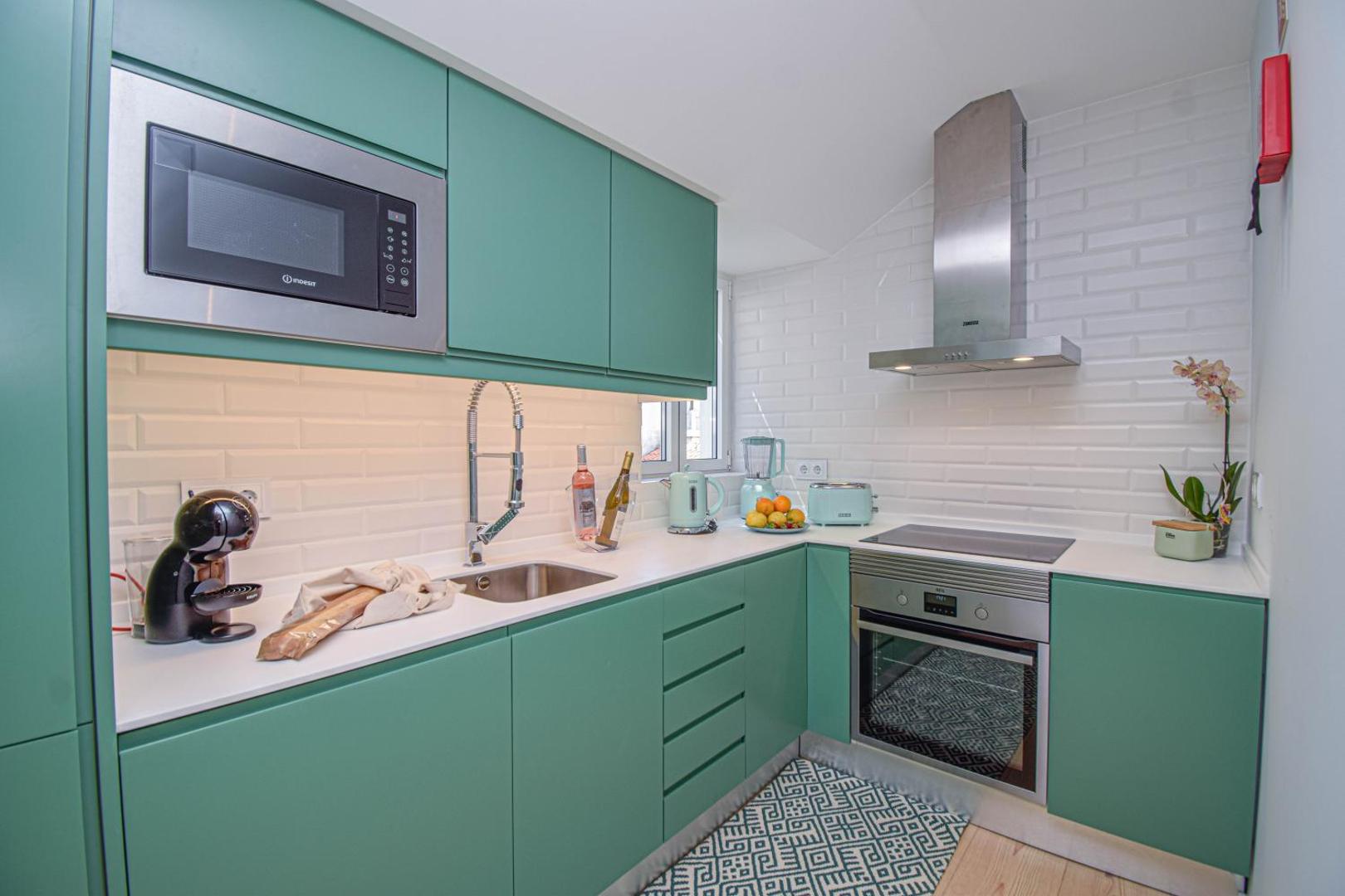 Foto 8: Central & Stylish 2 Bedroom Apartment w/ Balcony
