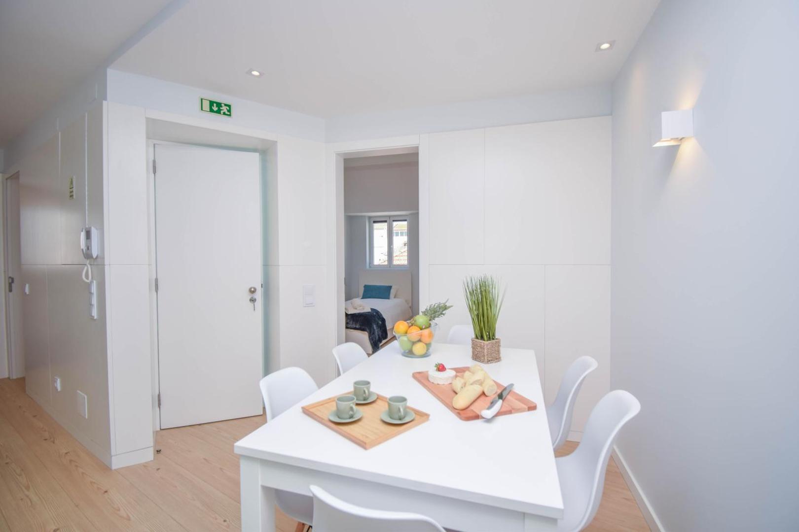 Foto 4: Central & Stylish 2 Bedroom Apartment w/ Balcony