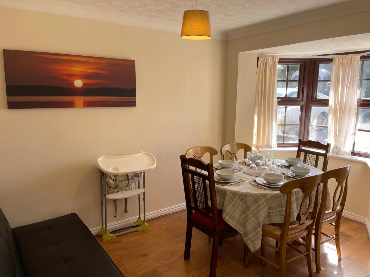 Fotografie 2: Large, 3 Floors, Sleeps 16, 4 Baths, 5 Parking, Semi rural Leicester