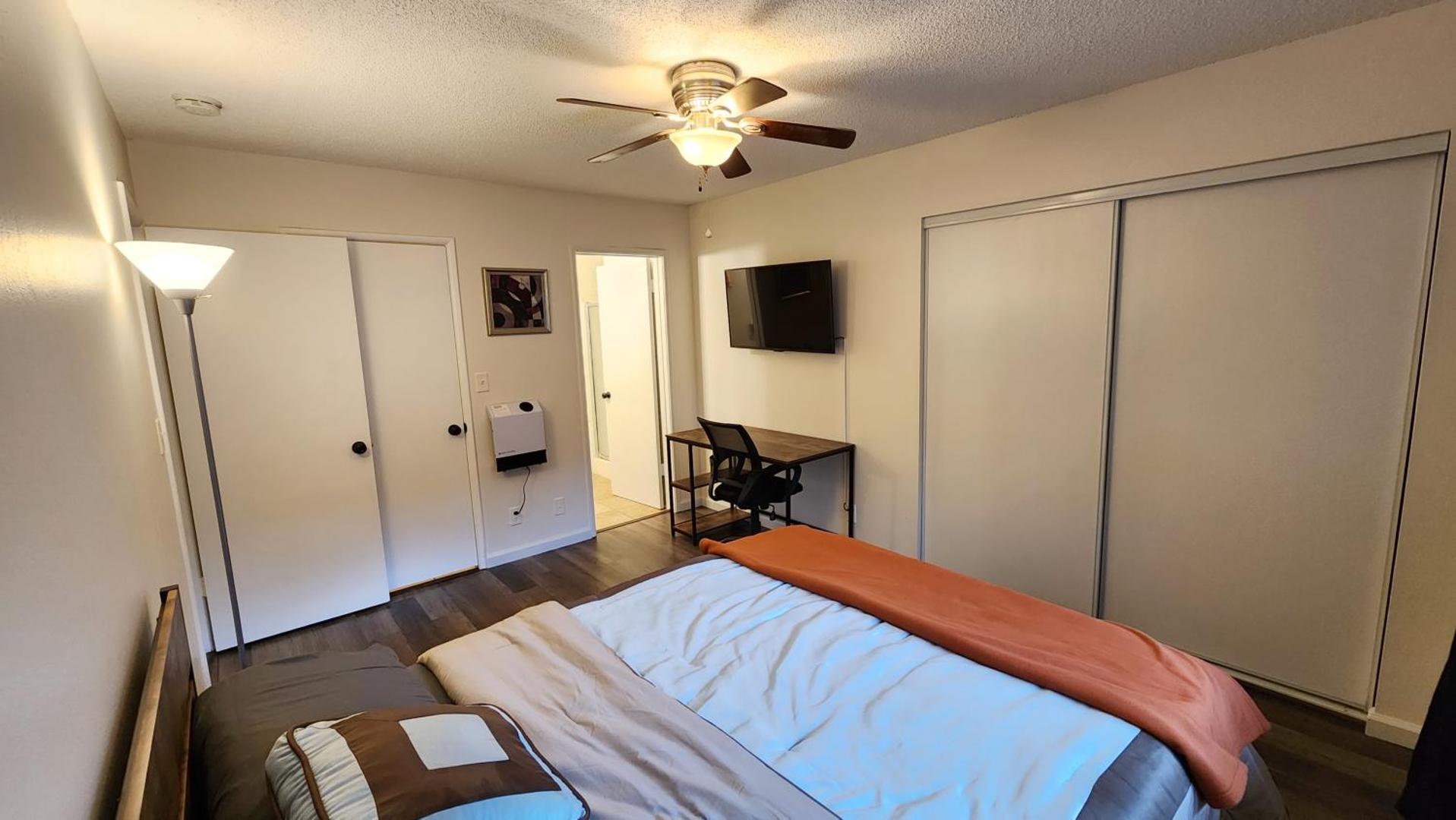 Foto 2: Private, Spacious, 4x Queen, 300 MBPS Internet with Backyard!