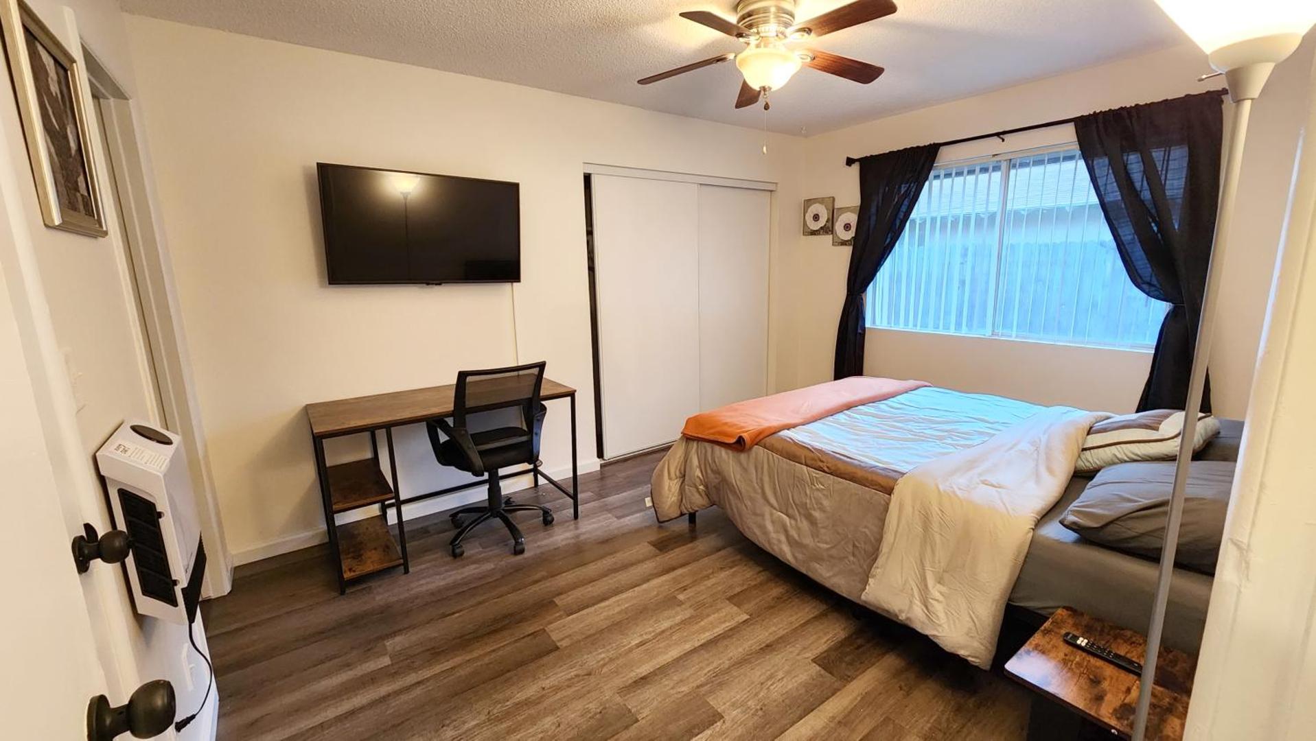 Foto 3: Private, Spacious, 4x Queen, 300 MBPS Internet with Backyard!