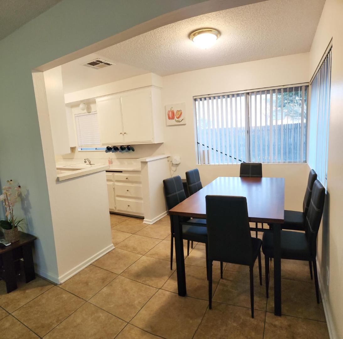 Foto 7: Private, Spacious, 4x Queen, 300 MBPS Internet with Backyard!