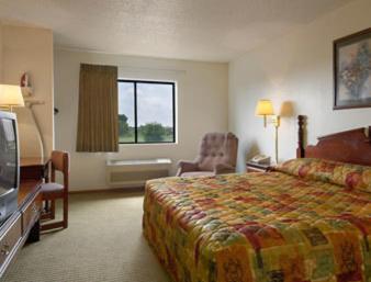 Bild 6: Super 8 by Wyndham DeKalb IL