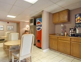 Foto 4: Super 8 by Wyndham Hartford WI