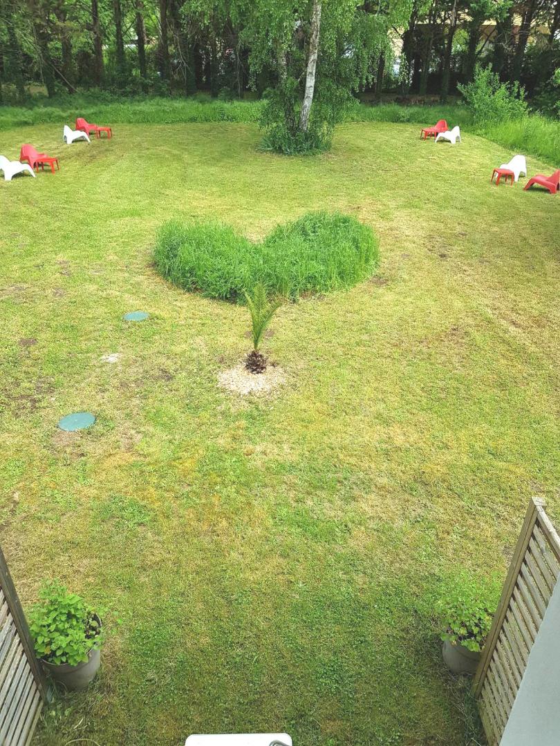Фотография 8: 10 - Joli studio avec clim, deux lits, logement tout équipé pour 1, 2 ou 3 personnes maximum, vue sur parc arboré, parking privatif gratuit, grand fourgon possible, tout le linge de maison est fourni