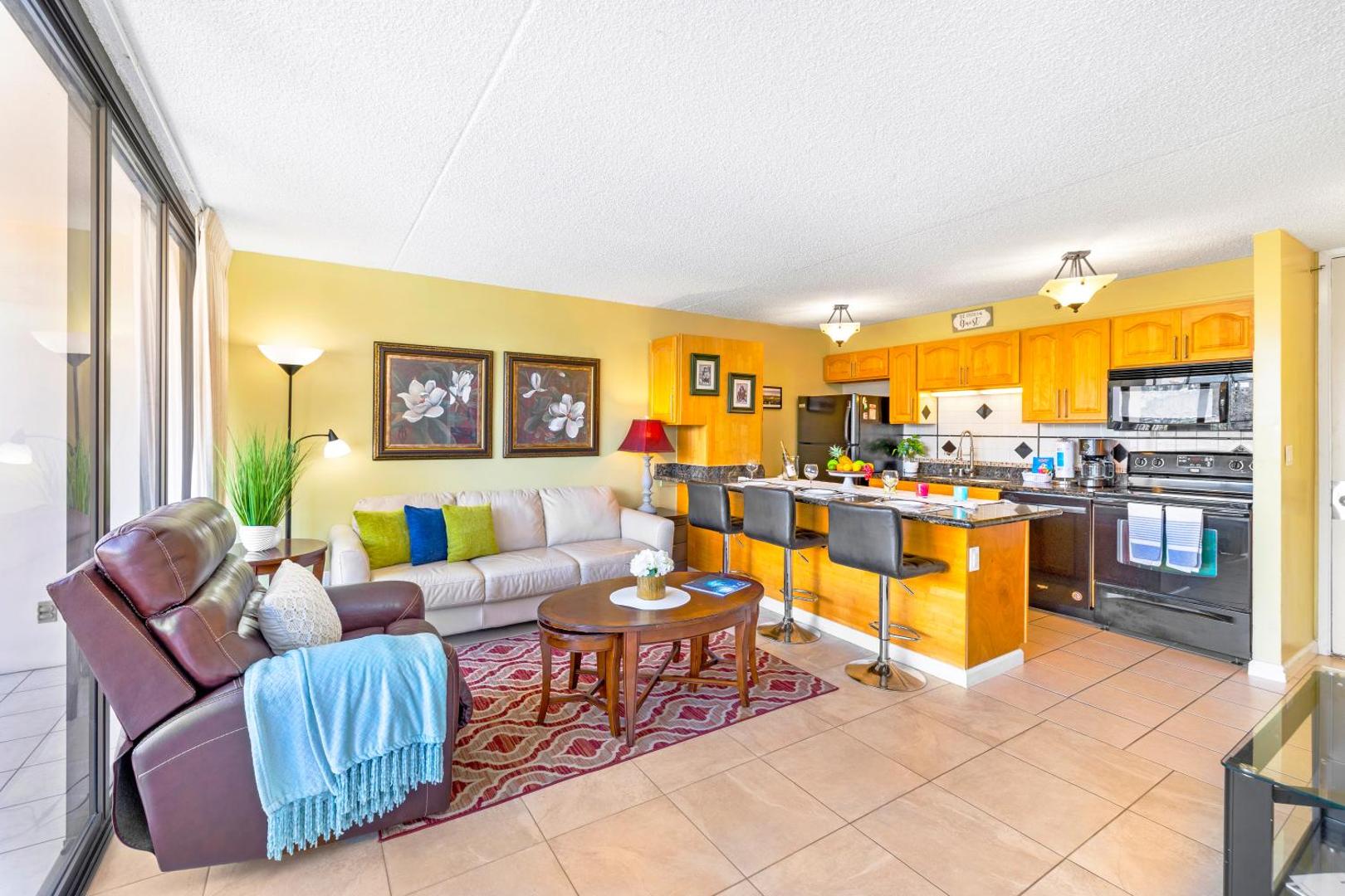 Bilde 10: Stylish with Mountain Views, Parking, Steps to Beach