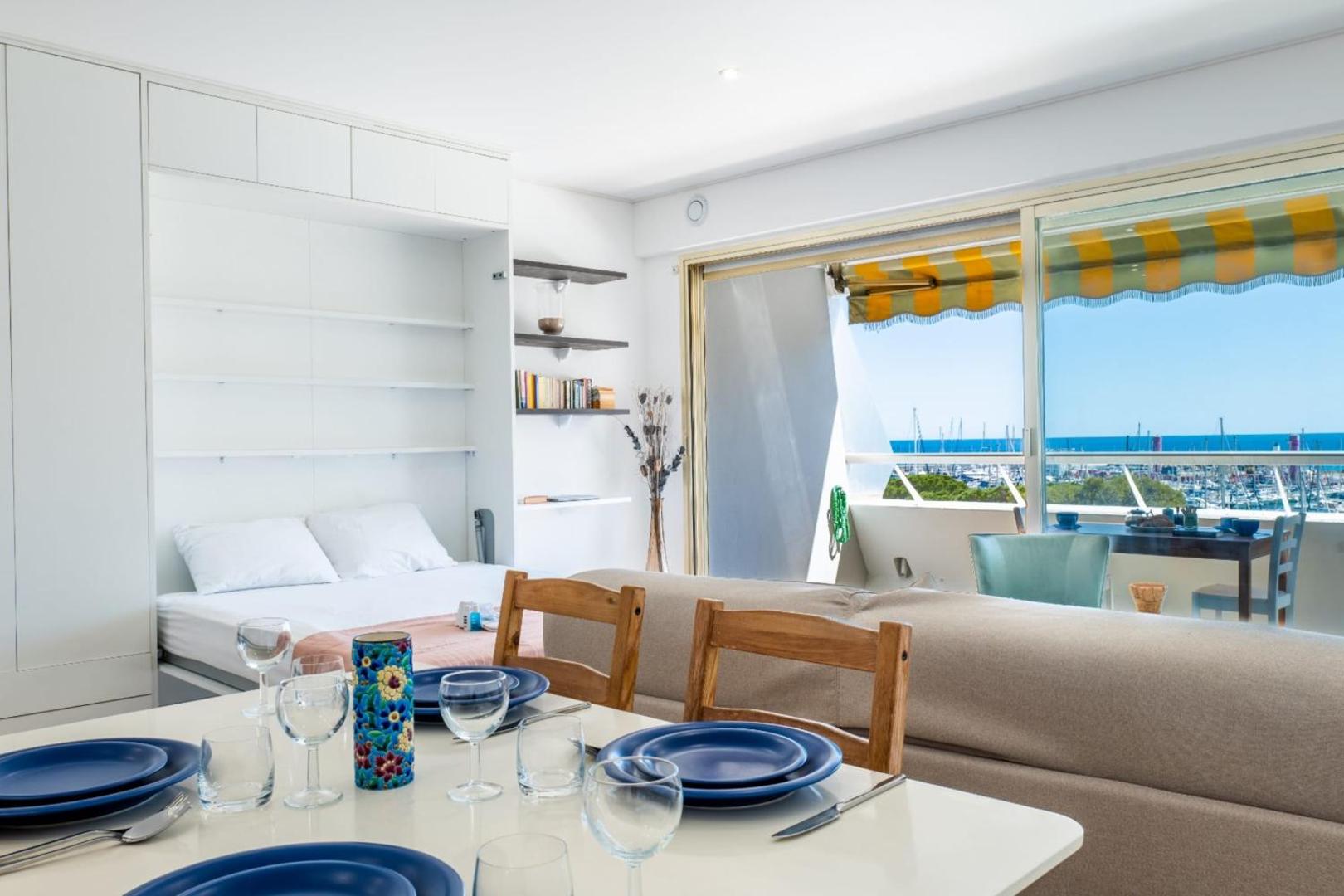 Photo 4 : Large studio with a breathtaking view of the sea