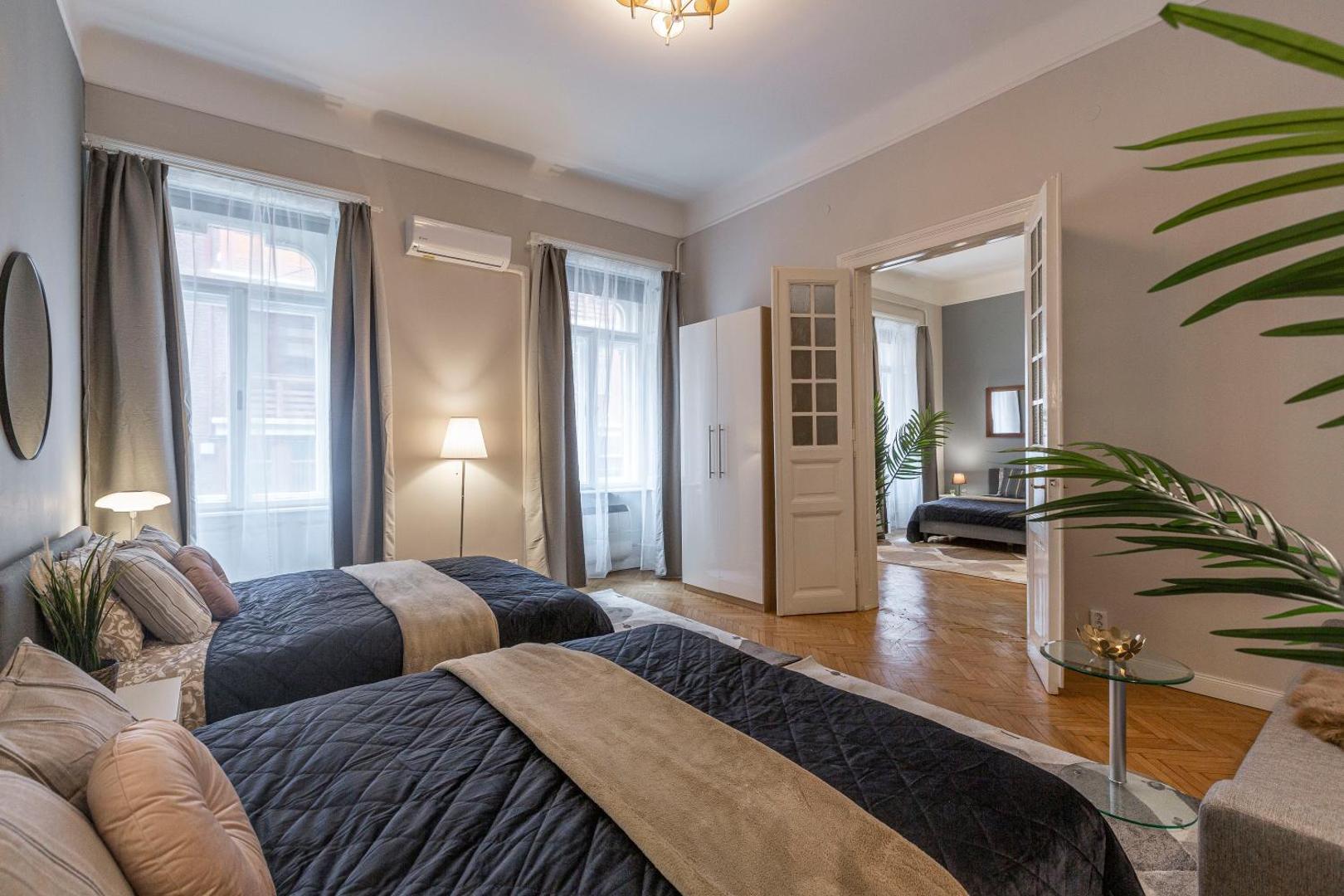 Photo 10 : Spacious & Cozy Downtown Apartment with Balcony