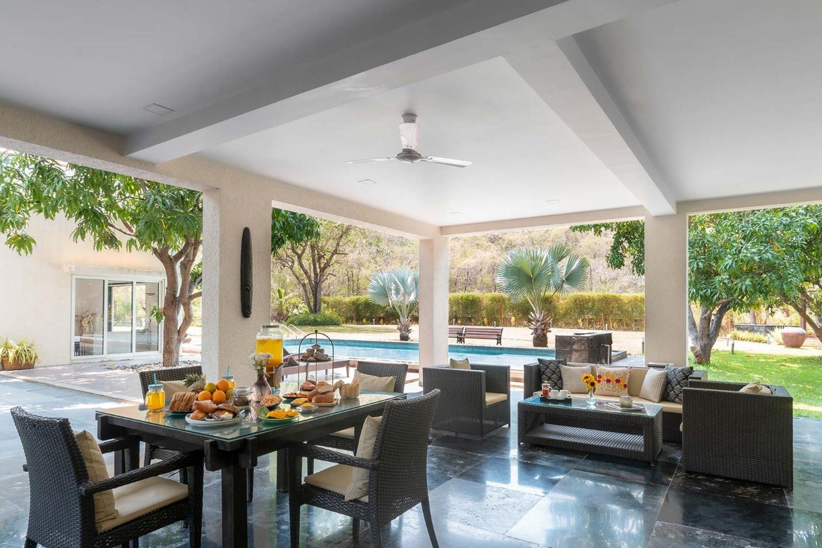 Bilde 3: The Leaf by StayVista - An enchanting escape offering a pool, terrace, lush lawn, contemporary interiors, and indoor games