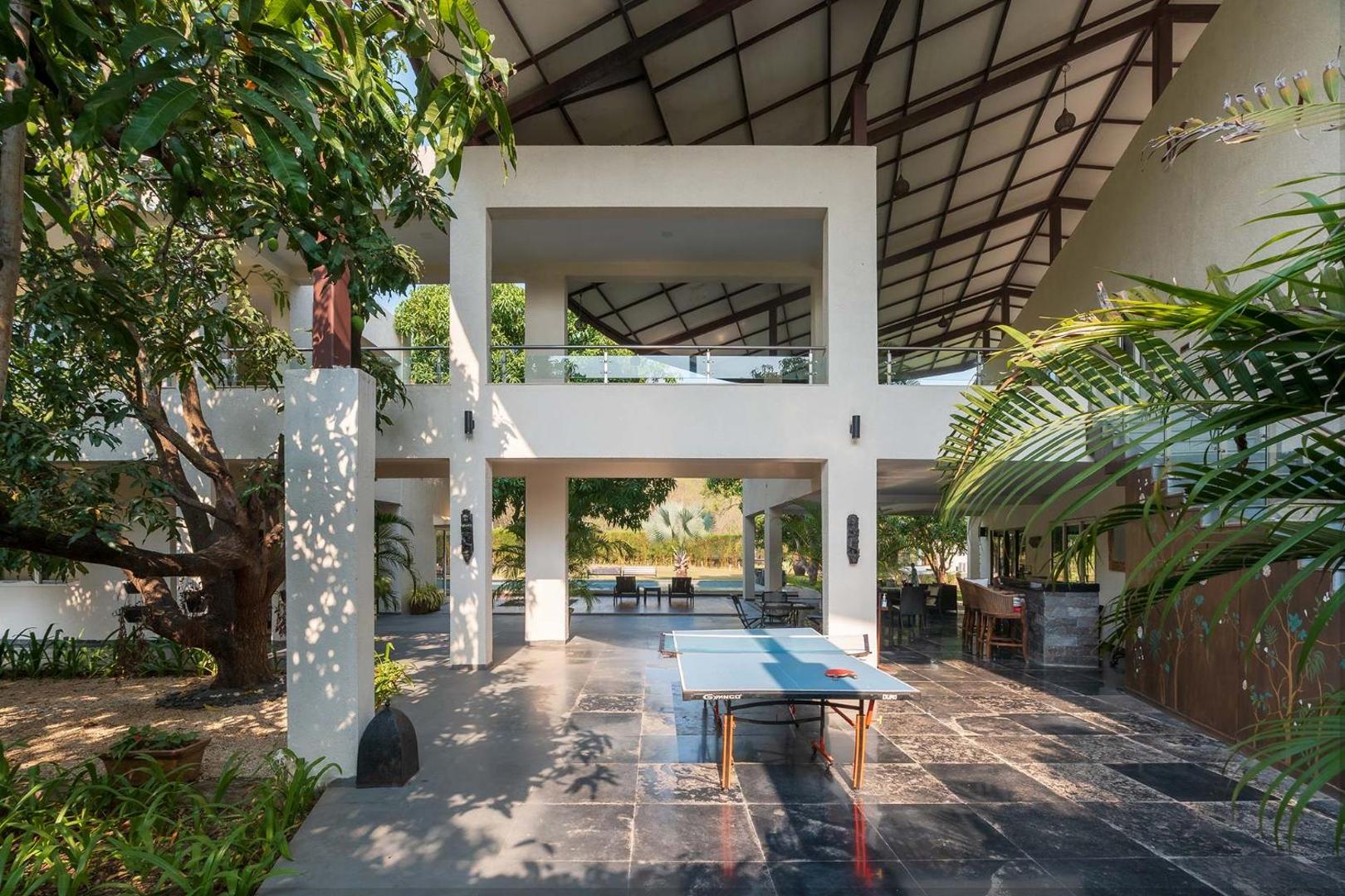 Bilde 5: The Leaf by StayVista - An enchanting escape offering a pool, terrace, lush lawn, contemporary interiors, and indoor games