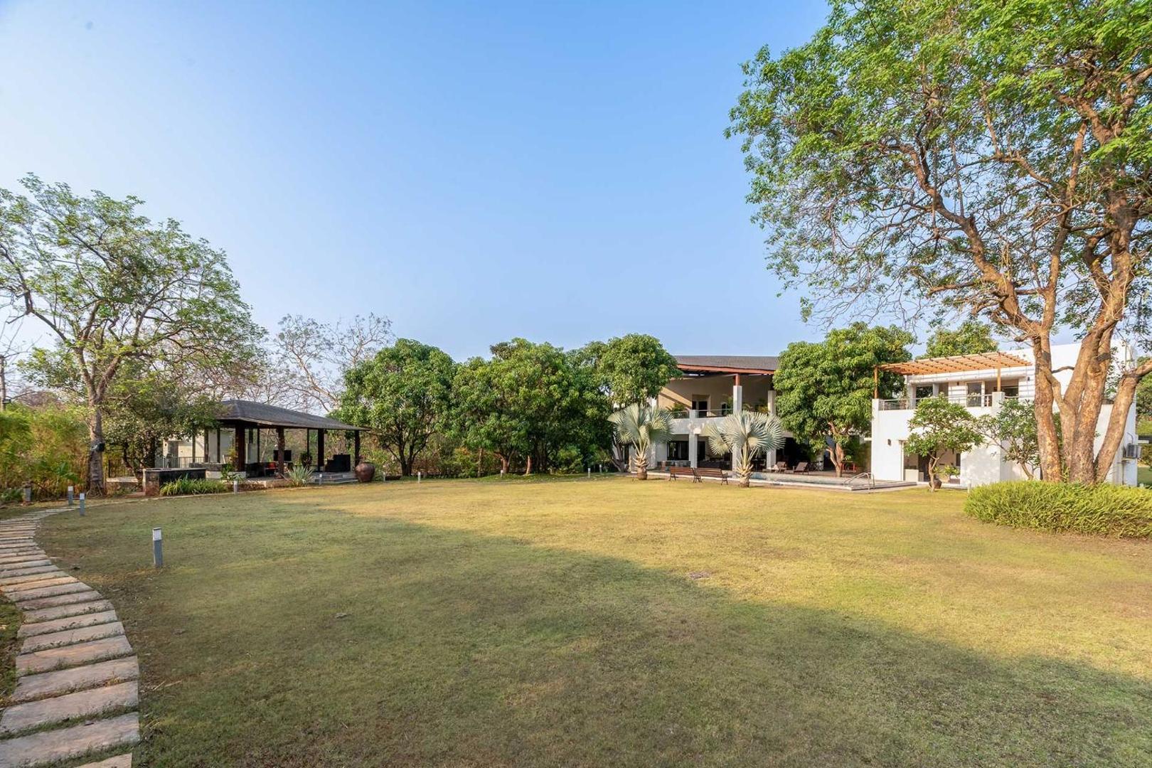 Bilde 9: The Leaf by StayVista - An enchanting escape offering a pool, terrace, lush lawn, contemporary interiors, and indoor games