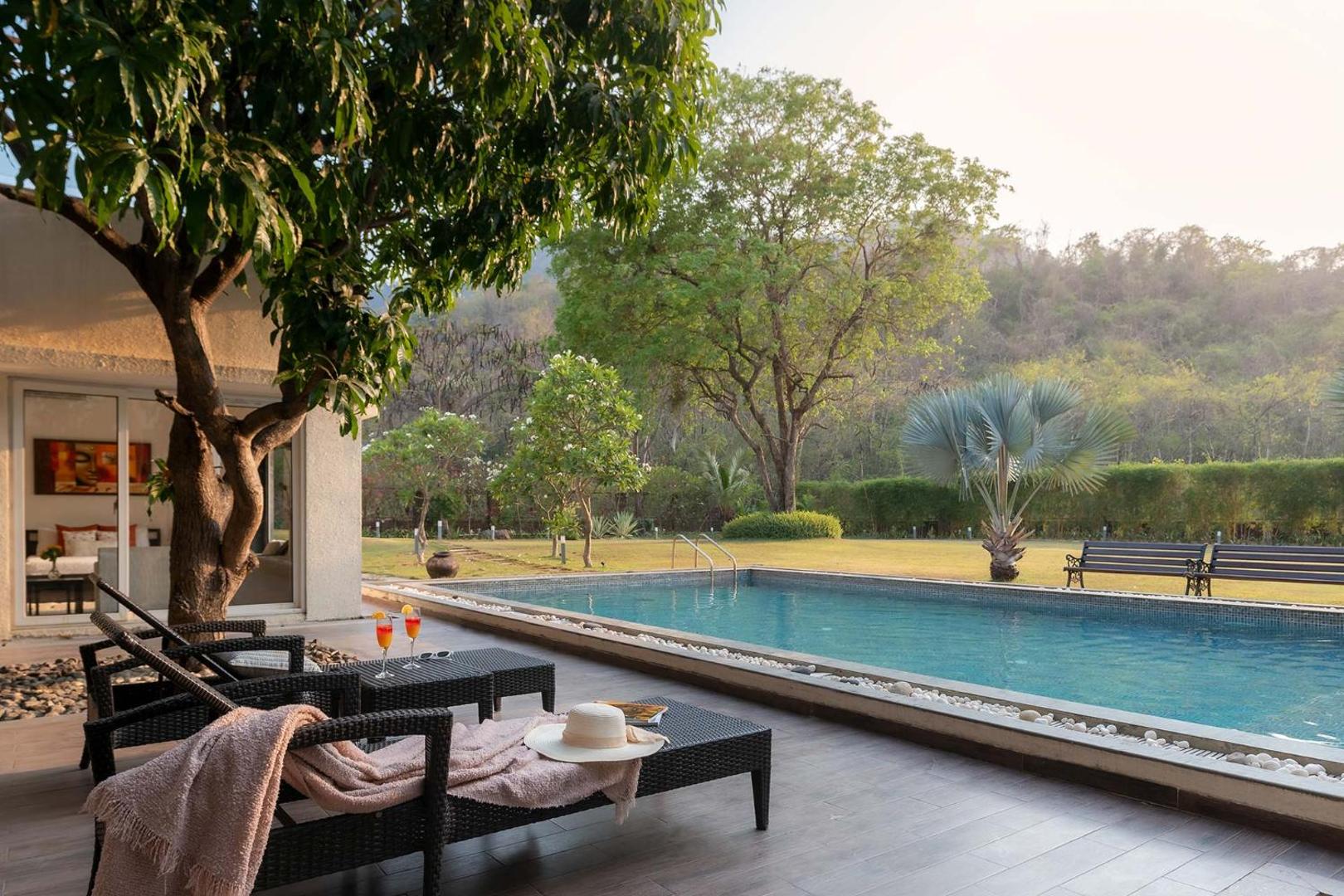 Bilde 2: The Leaf by StayVista - An enchanting escape offering a pool, terrace, lush lawn, contemporary interiors, and indoor games