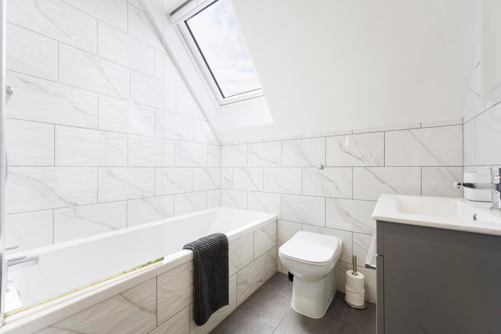 Fotografie 3: Spacious, newly renovated, three bedroom TOWN CENTRE duplex apartment with free parking, sleeps seven - Walking distance to beach