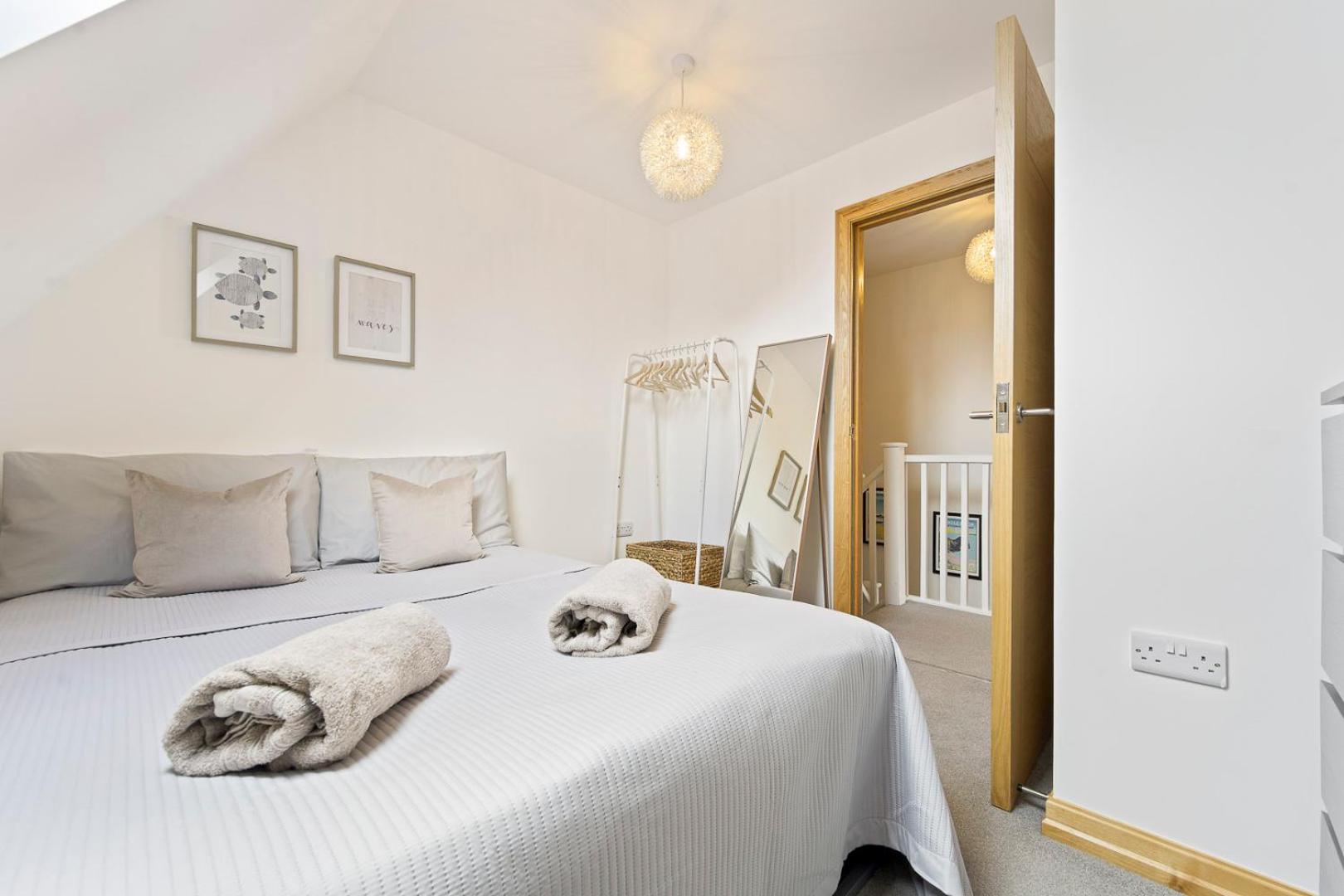 Fotografie 10: Spacious, newly renovated, three bedroom TOWN CENTRE duplex apartment with free parking, sleeps seven - Walking distance to beach
