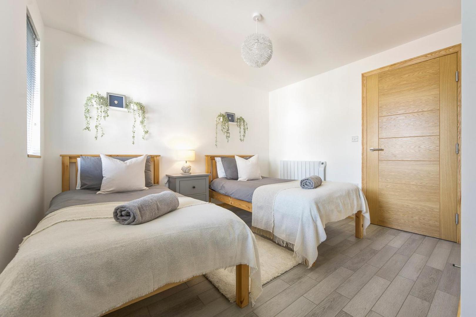 Fotografie 9: Spacious, newly renovated, three bedroom TOWN CENTRE duplex apartment with free parking, sleeps seven - Walking distance to beach