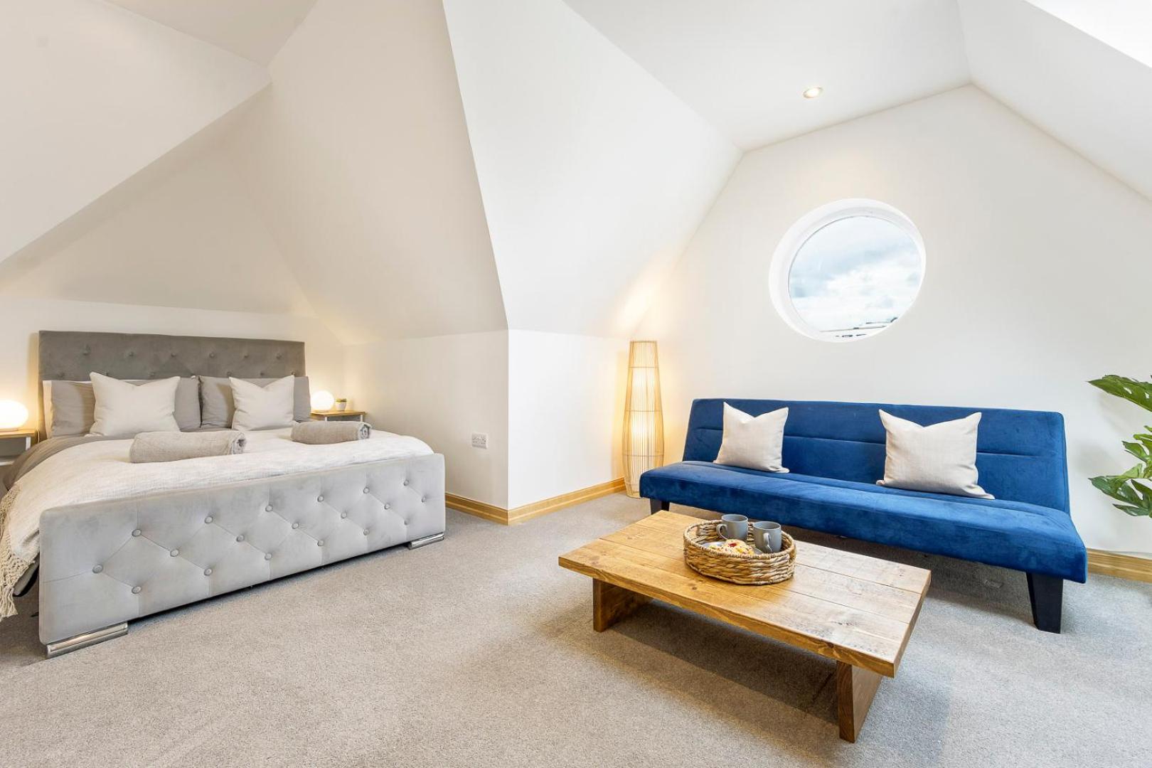 Fotografie 2: Spacious, newly renovated, three bedroom TOWN CENTRE duplex apartment with free parking, sleeps seven - Walking distance to beach