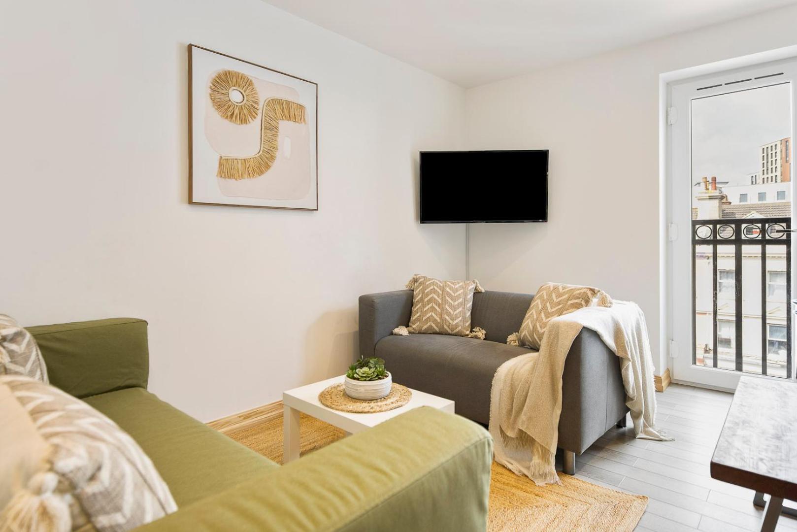 Fotografie 5: Spacious, newly renovated, three bedroom TOWN CENTRE duplex apartment with free parking, sleeps seven - Walking distance to beach
