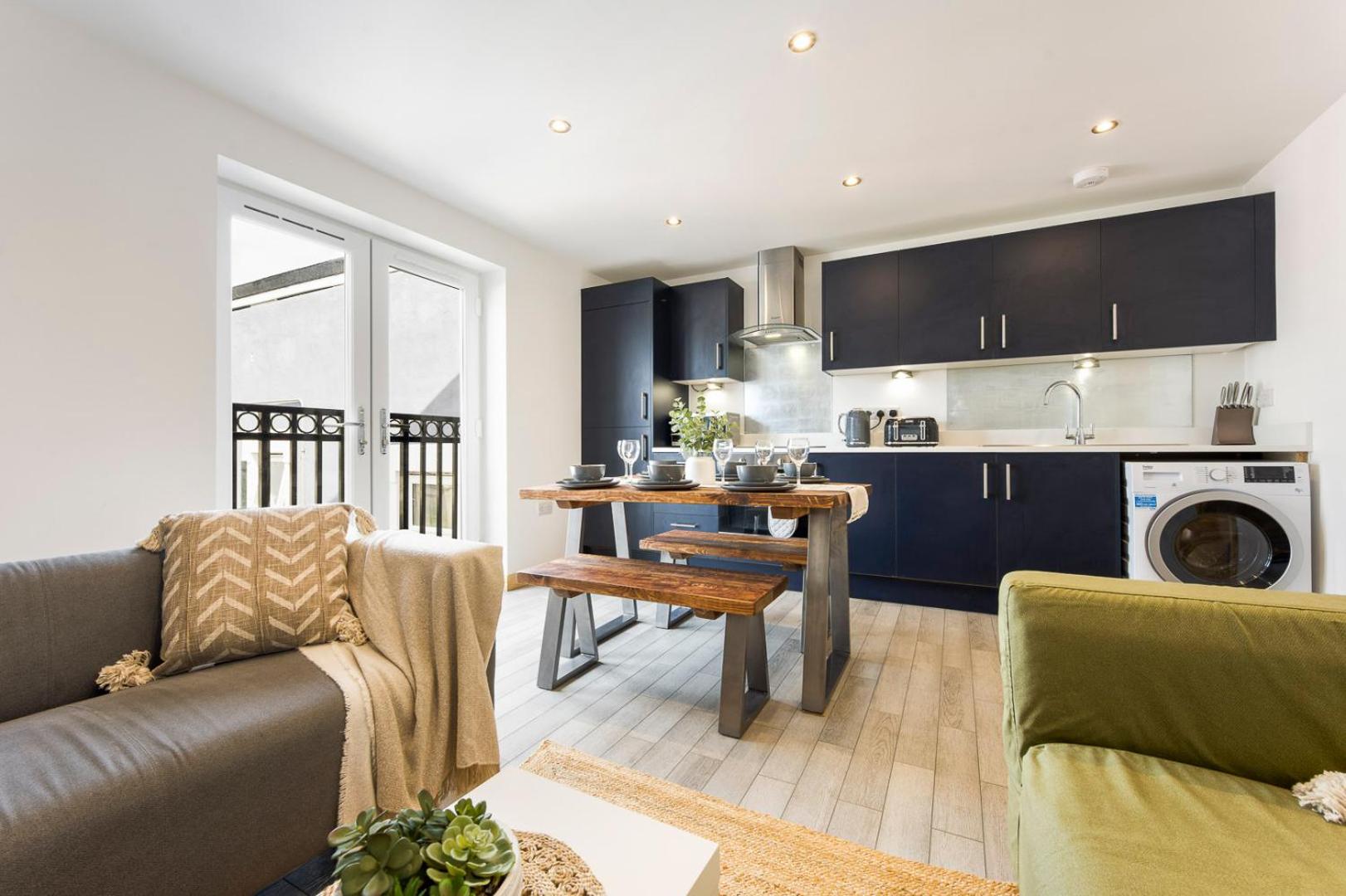 Fotografie 4: Spacious, newly renovated, three bedroom TOWN CENTRE duplex apartment with free parking, sleeps seven - Walking distance to beach