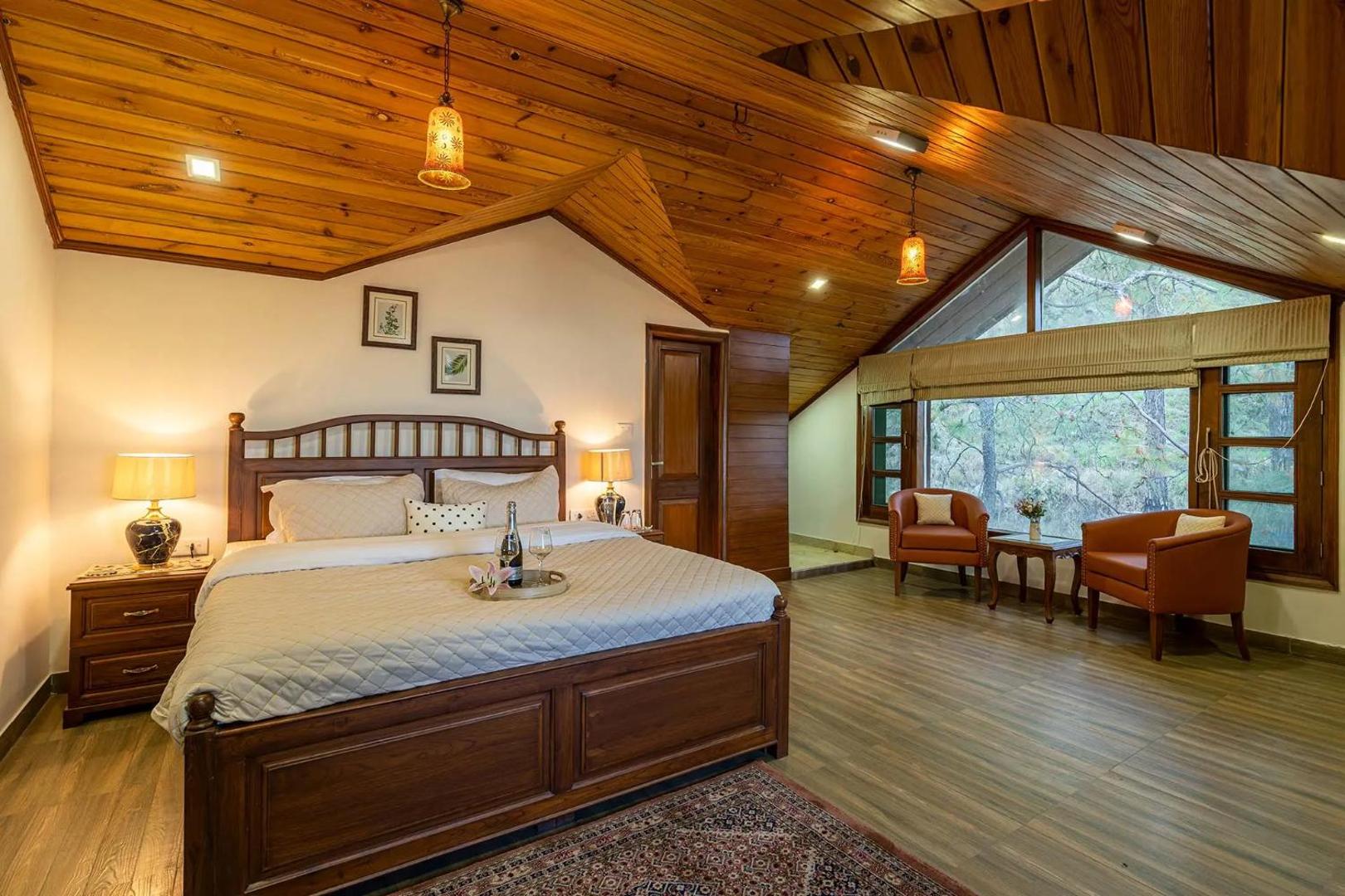 Bilde 6: Secluded, 5 Bedroom Villa With Open Deck And Scenic Views
