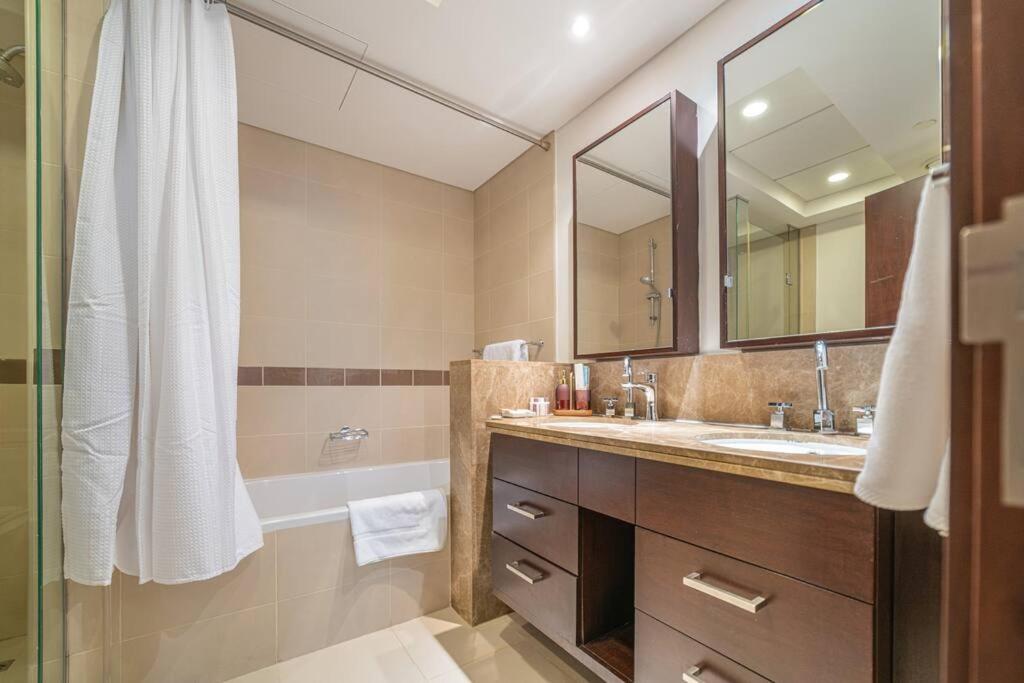 Φωτογραφία 7: 2BR Burj View with Balcony, Pool, Gym & Walk to Dubai Mall