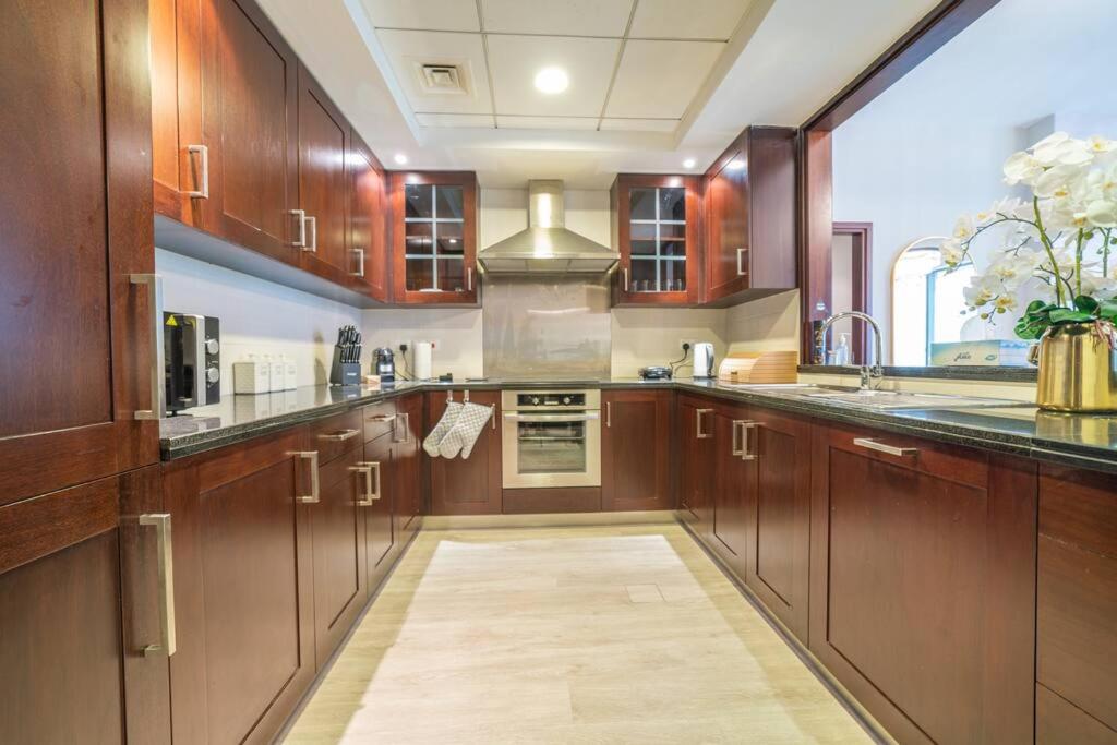 Φωτογραφία 4: 2BR Burj View with Balcony, Pool, Gym & Walk to Dubai Mall