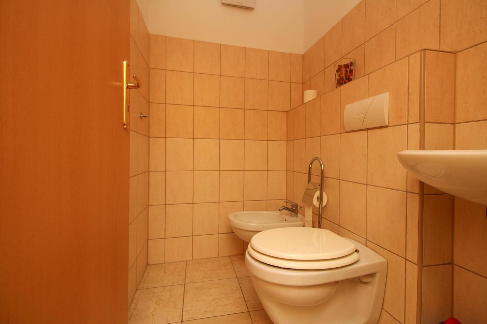 Foto 2: 409 - Vízparti lakóparkban teljes panorámás, modern 2 hálószobás apartman