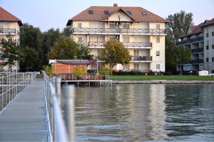Foto 4: 409 - Vízparti lakóparkban teljes panorámás, modern 2 hálószobás apartman