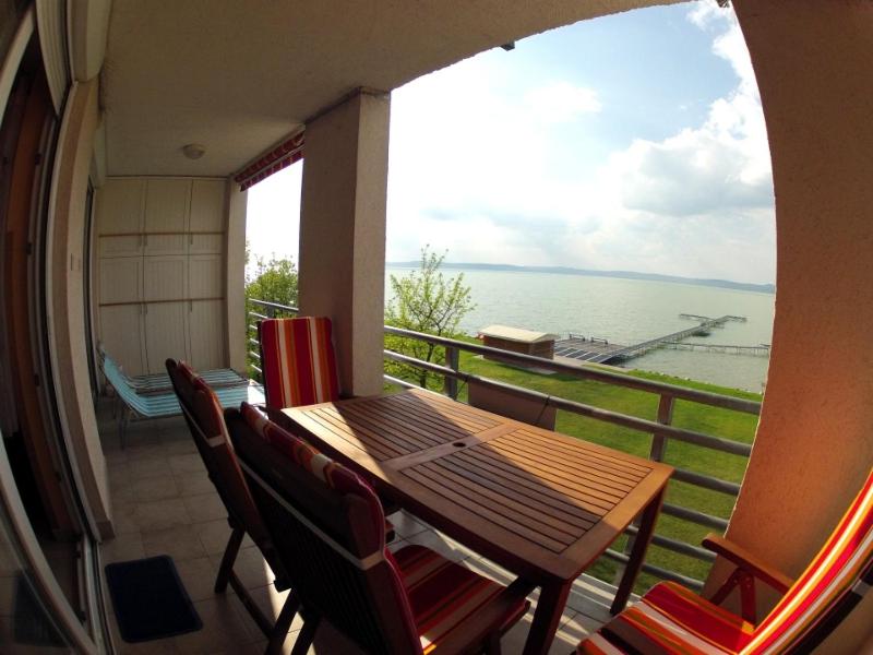 Foto 5: 409 - Vízparti lakóparkban teljes panorámás, modern 2 hálószobás apartman