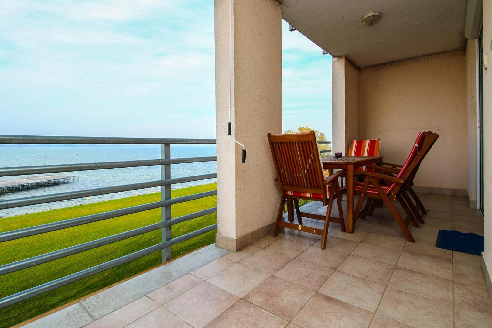 Foto 8: 409 - Vízparti lakóparkban teljes panorámás, modern 2 hálószobás apartman