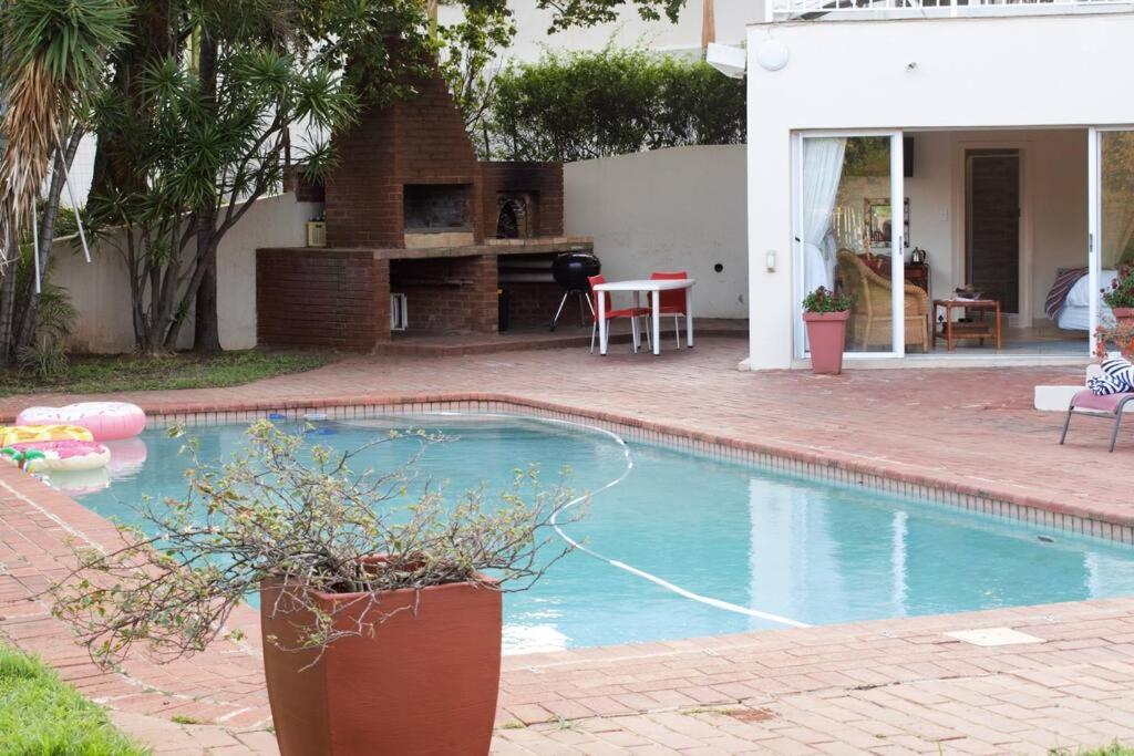 Foto 6: Poolside Tranquility