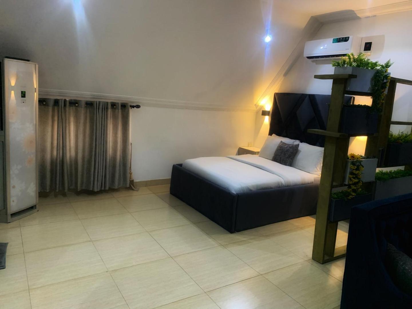 Billede 7: Loft Studio Unit in Lekki phase 1 - 2 ACs, Kitchen, Closet & Ironing room, Netflix, WI-FI, Bath tub 1