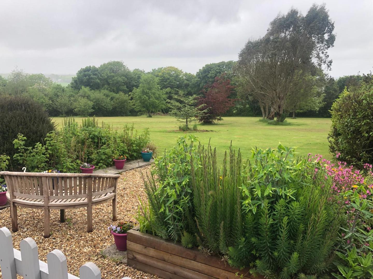 Fotografie 2: Detached, peaceful, spacious with easy access and very large garden
