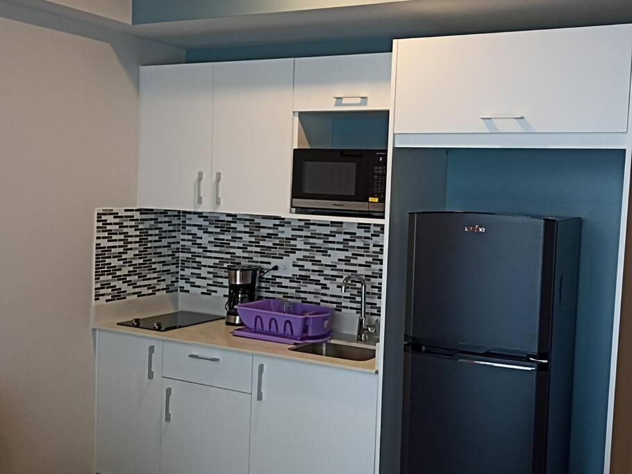 Kuva 2: Prime city loft with skyline views and a dedicated workspace