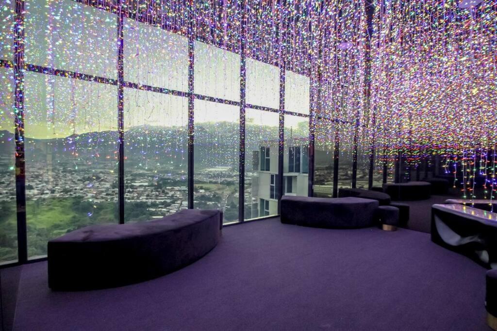 Kuva 6: Prime city loft with skyline views and a dedicated workspace