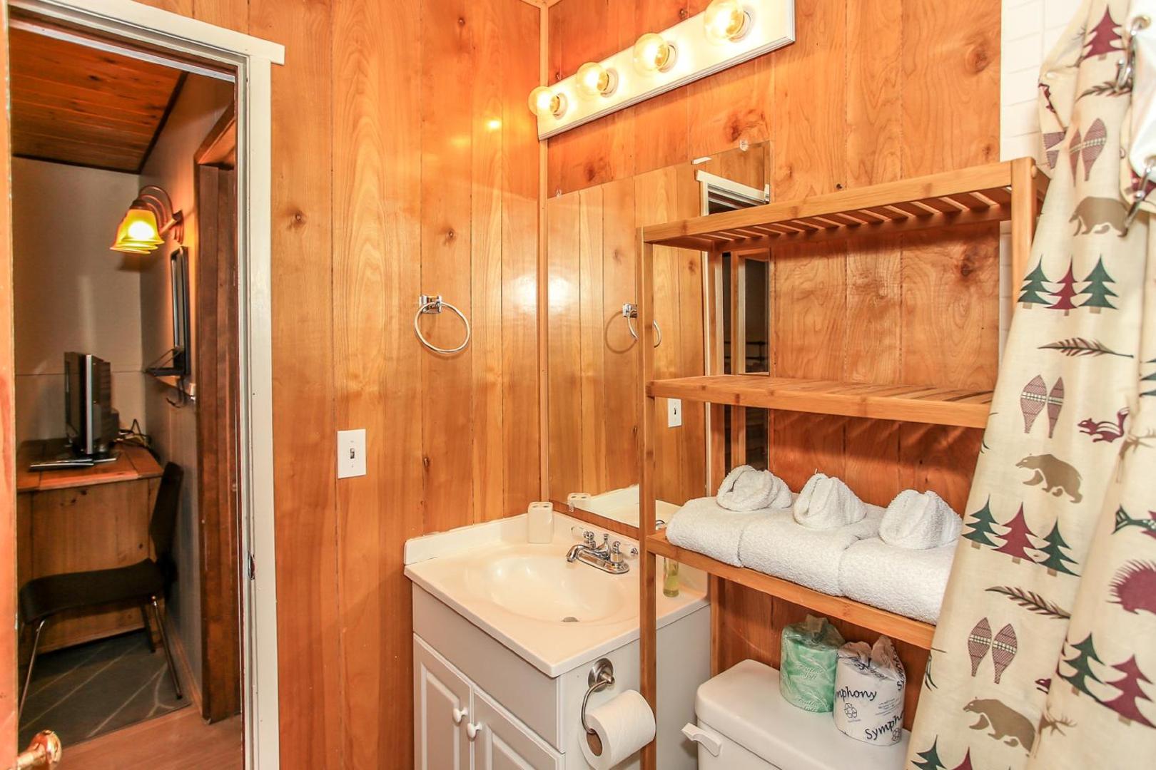 Billede 10: Cottage in the Pines - Great place to stay and close to everything! With Slope views!