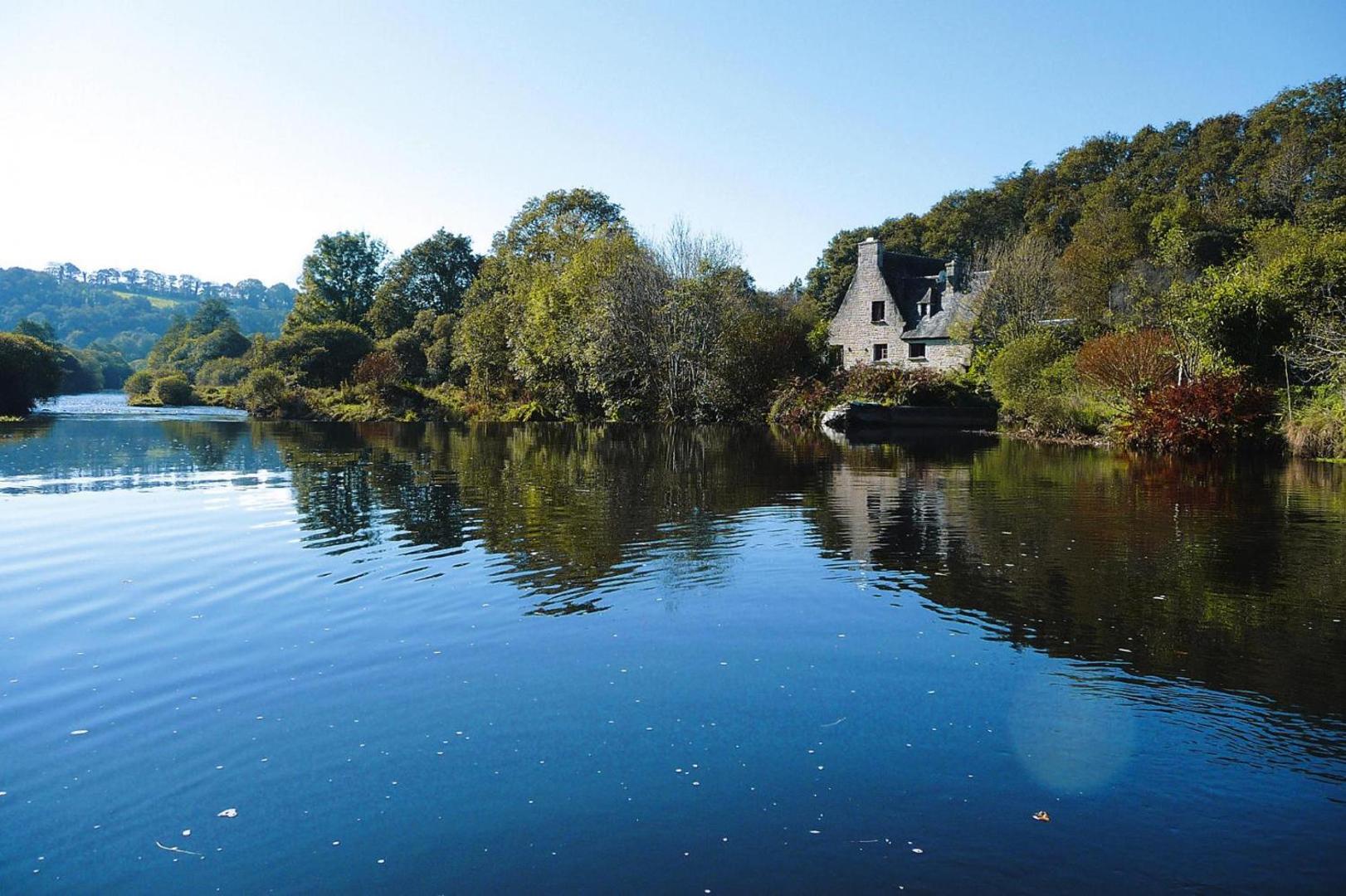Фотография 2: Mill in Brittany by River Aulne with Kayaks