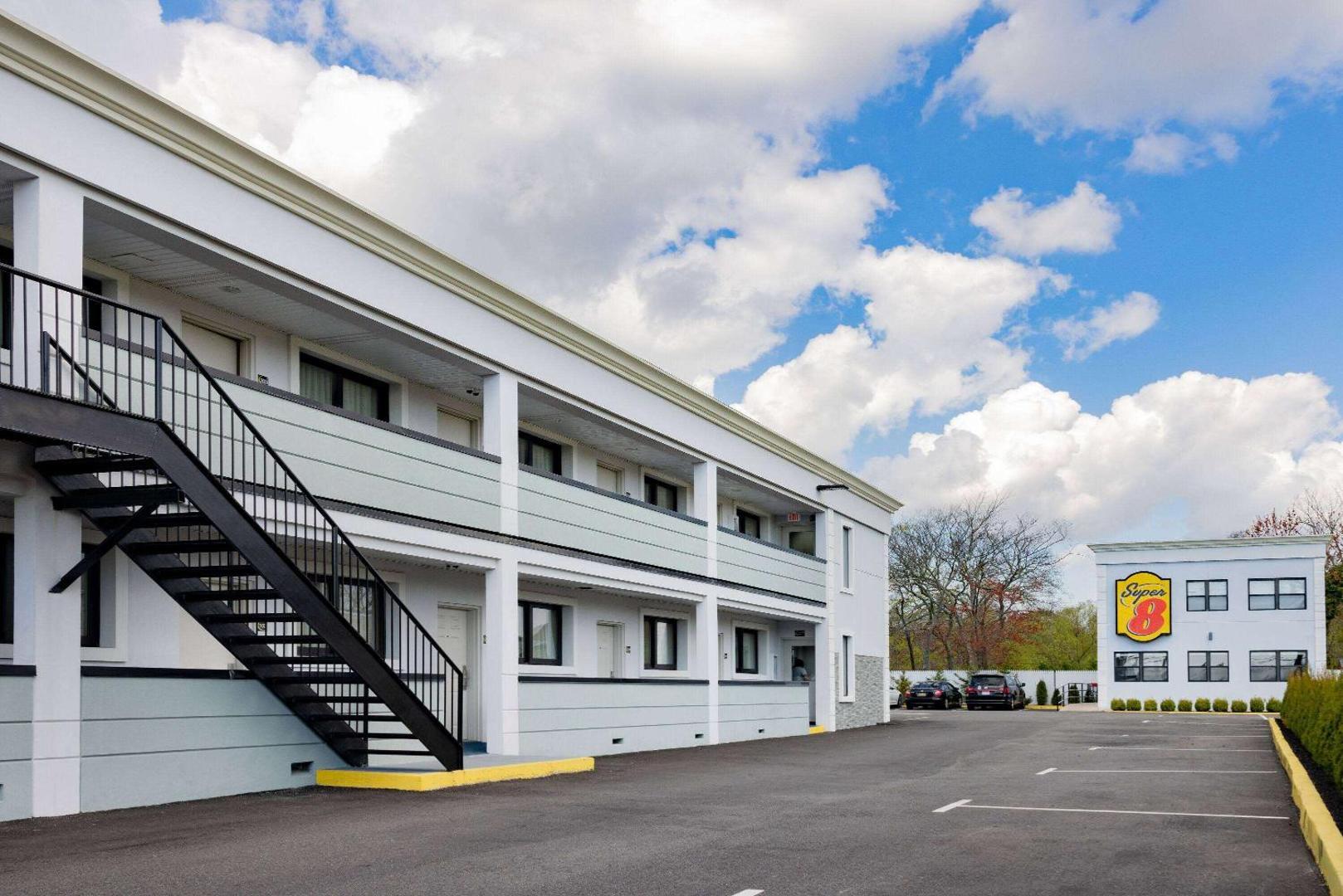 Zdjęcie 2: Super 8 by Wyndham Lindenhurst