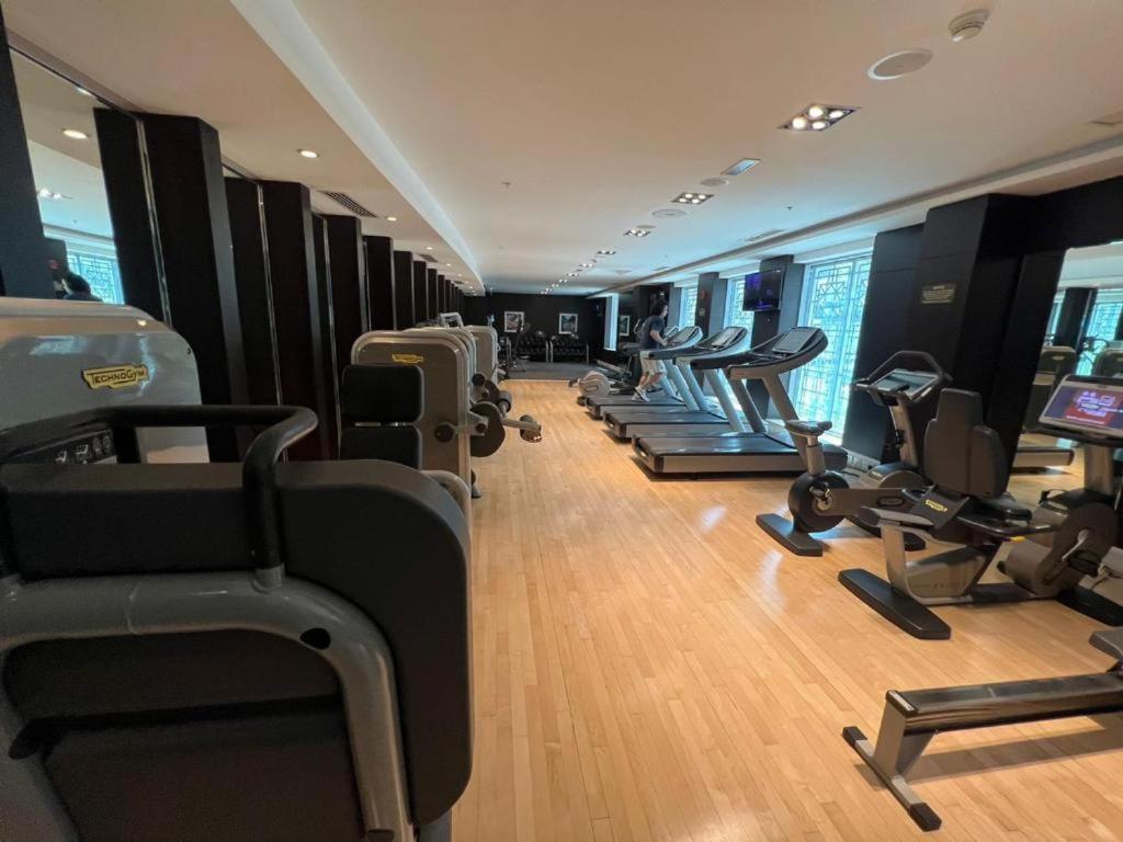 Φωτογραφία 9: 2BR Burj View with Balcony, Pool, Gym & Walk to Dubai Mall