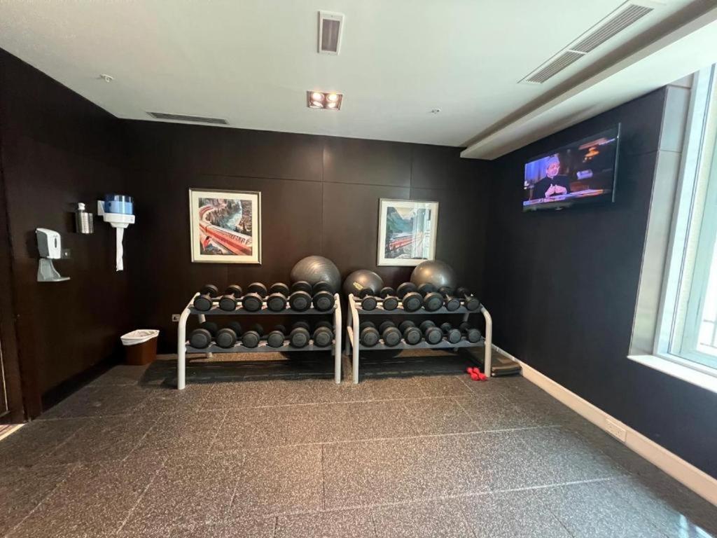 Φωτογραφία 10: 2BR Burj View with Balcony, Pool, Gym & Walk to Dubai Mall