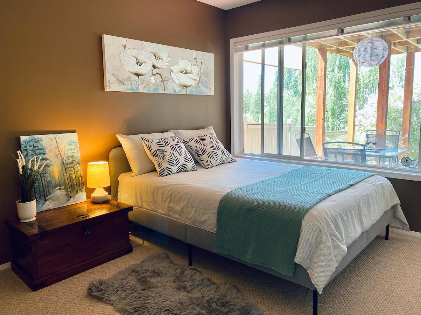 Kuva 6: Private, Spacious, & Bright Home