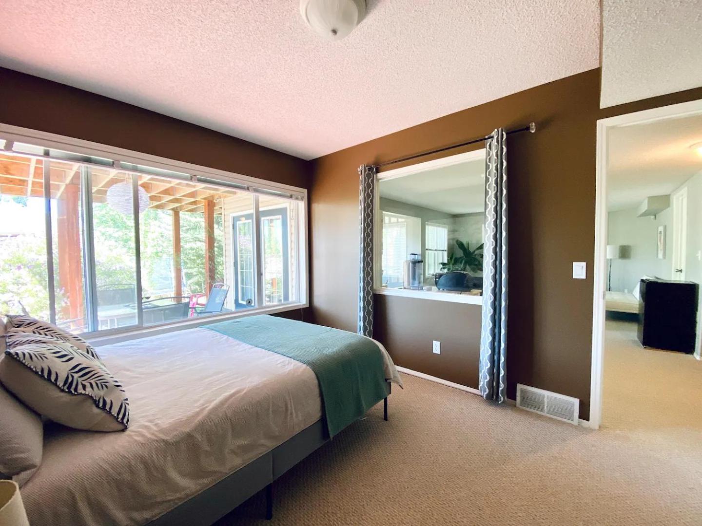 Kuva 5: Private, Spacious, & Bright Home