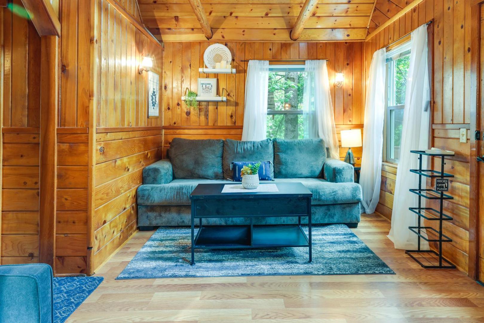 Foto 5: Fire Pit, Deck and Grill Cozy Twain Harte Cabin!
