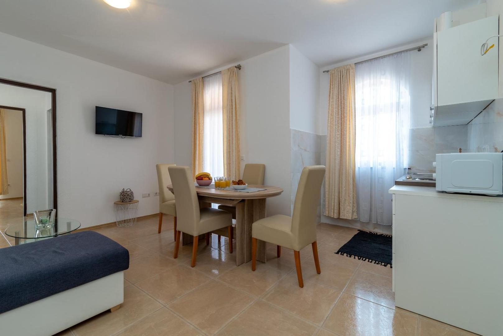 Billede 3: A 2 - seafront apt with balcony 1 min to beach