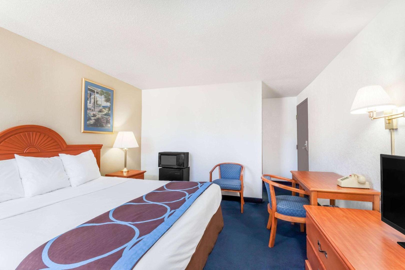 Фотография 10: Super 8 by Wyndham Montgomery Maybrook