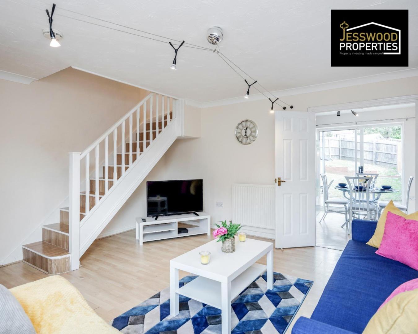 Foto 5: Spacious 3BR, 3BA House by Jesswood Properties Short Lets For Contractors, With Free Parking Near M1 & Luton Airport